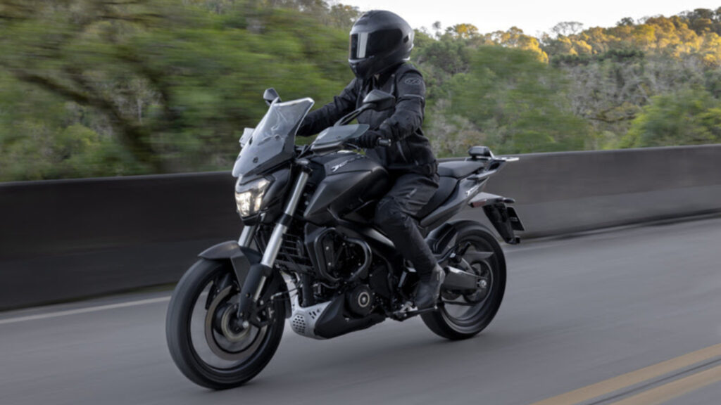 Bajaj lança Dominar 400 2027 com eletrônica avançada e painel colorido