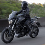 Bajaj lança Dominar 400 2027 com eletrônica avançada e painel colorido