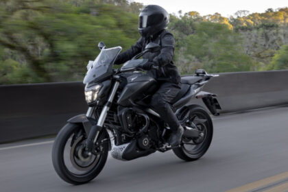 Bajaj lança Dominar 400 2027 com eletrônica avançada e painel colorido