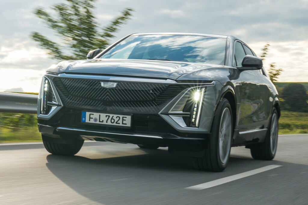 Cadillac inicia vendas no Brasil com dois SUVs elétricos de luxo