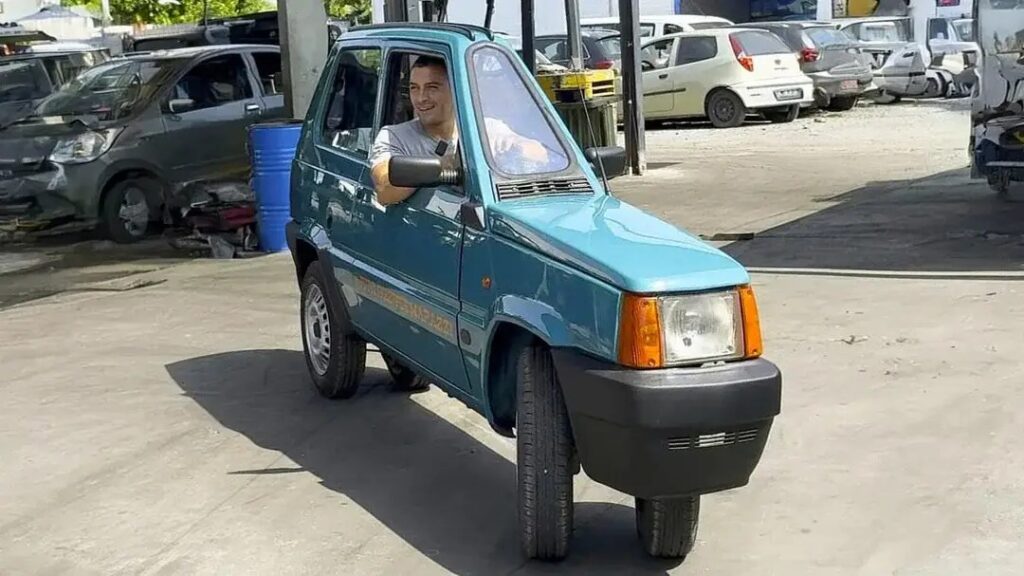 Panda 1993 elétrico reduzido a 50,2 cm bate recorde de veículo mais estreito