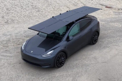 Startup californiana cria painel solar retrátil para carros elétricos