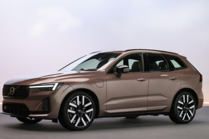Volvo lança XC60 e XC90 2027 com PHEV turbinado; XC60 chega a 200 km elétricos